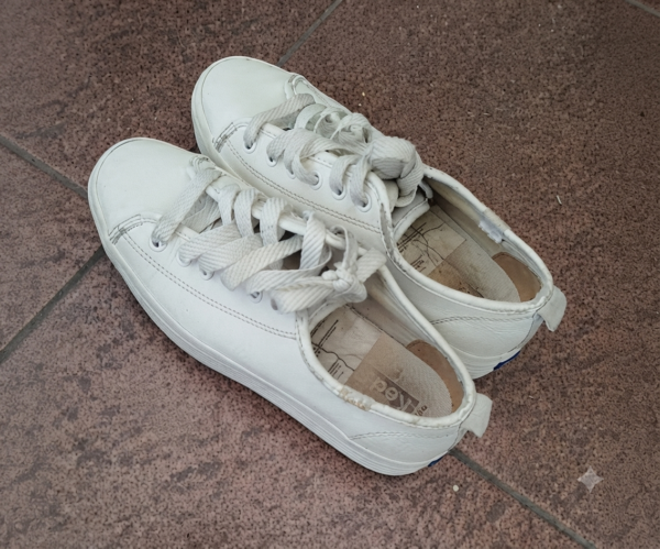 Sepatu Putih